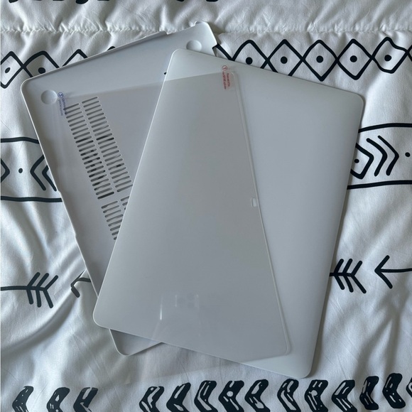 NWOT MacBook Pro Hard Case w/ Extra Accessories - Picture 1 of 5